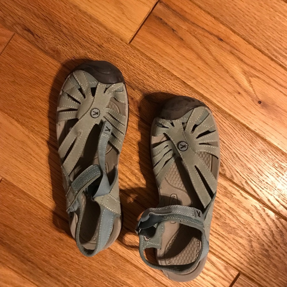 Woman’s 9.5 Keen Rose Sandals